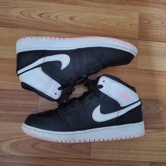 Jordan Other - Air Jordan Retro 1 Mid